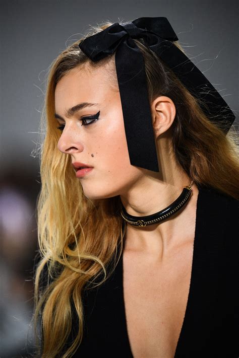 Fiocchi per capelli: alla sfilata Chanel l'accessorio .